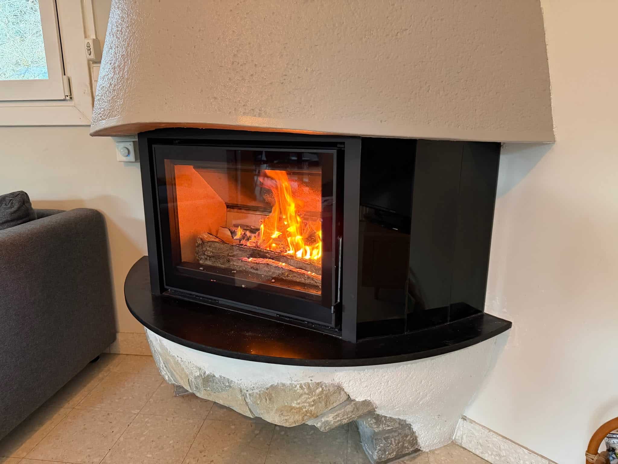 Cheminée habillée avec foyer JIDÉ (2026)