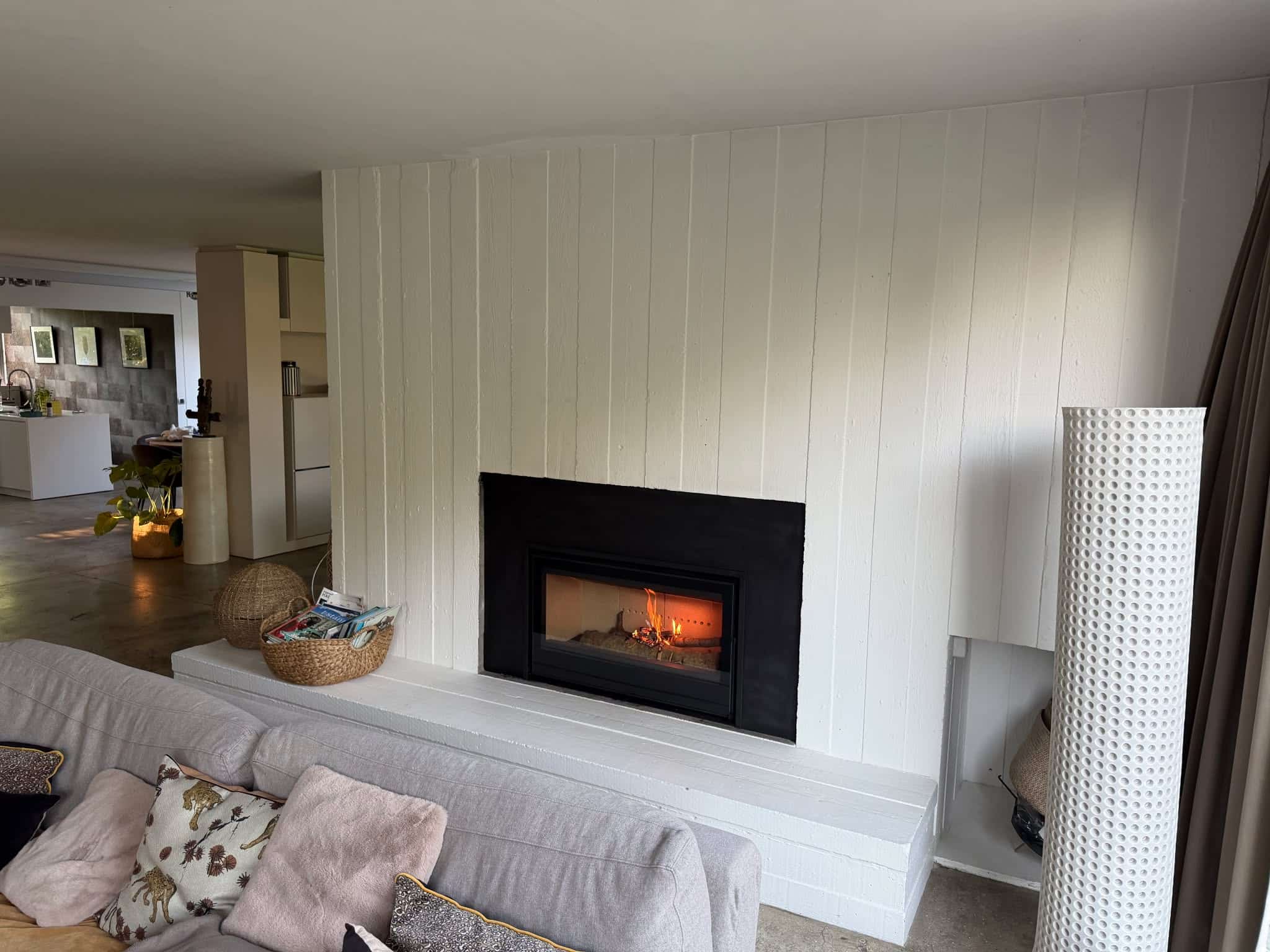 Insert JIDÉ posé dans une cheminée existante, habillage en béton (2026)
