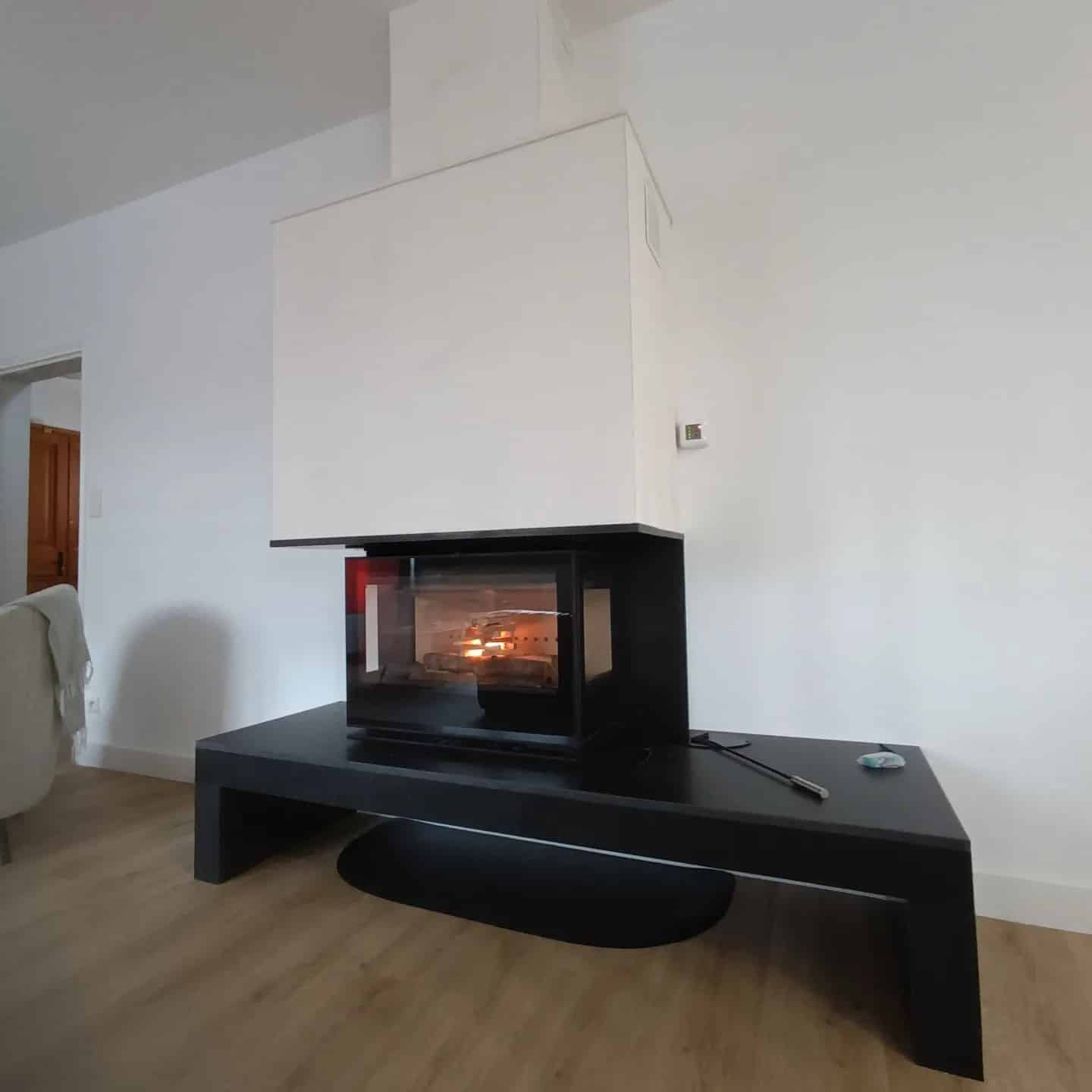 Insert ROCAL posé dans une cheminée existante, habillage en granit à Amiens (2023) — vue 2