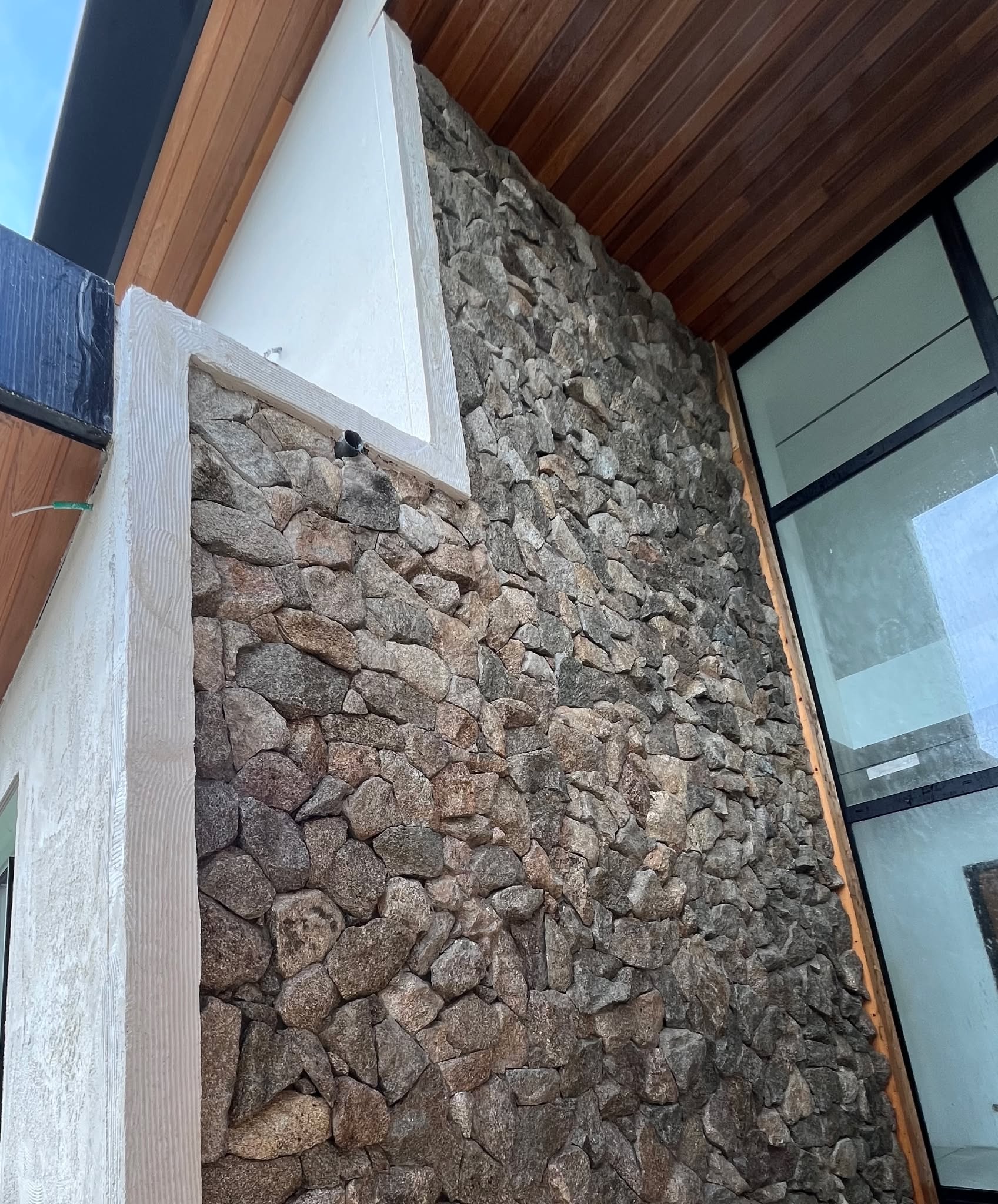 Mur de 28 m² en parement granit posé en pierre sèche (2025) — vue 2