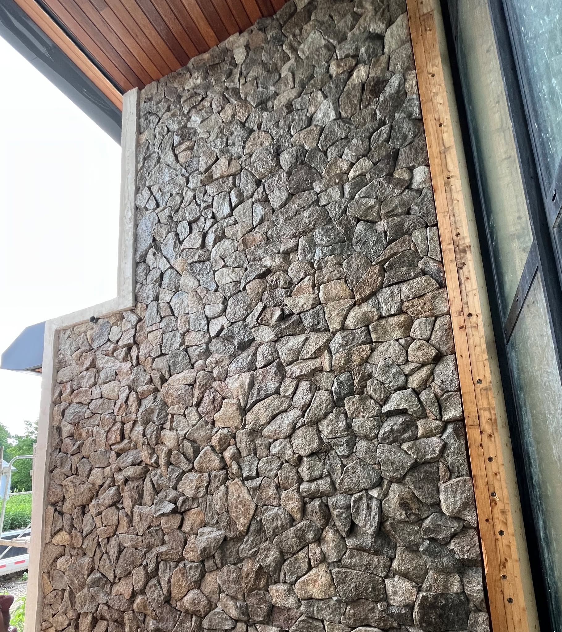 Mur de 28 m² en parement granit posé en pierre sèche (2025) — vue 3