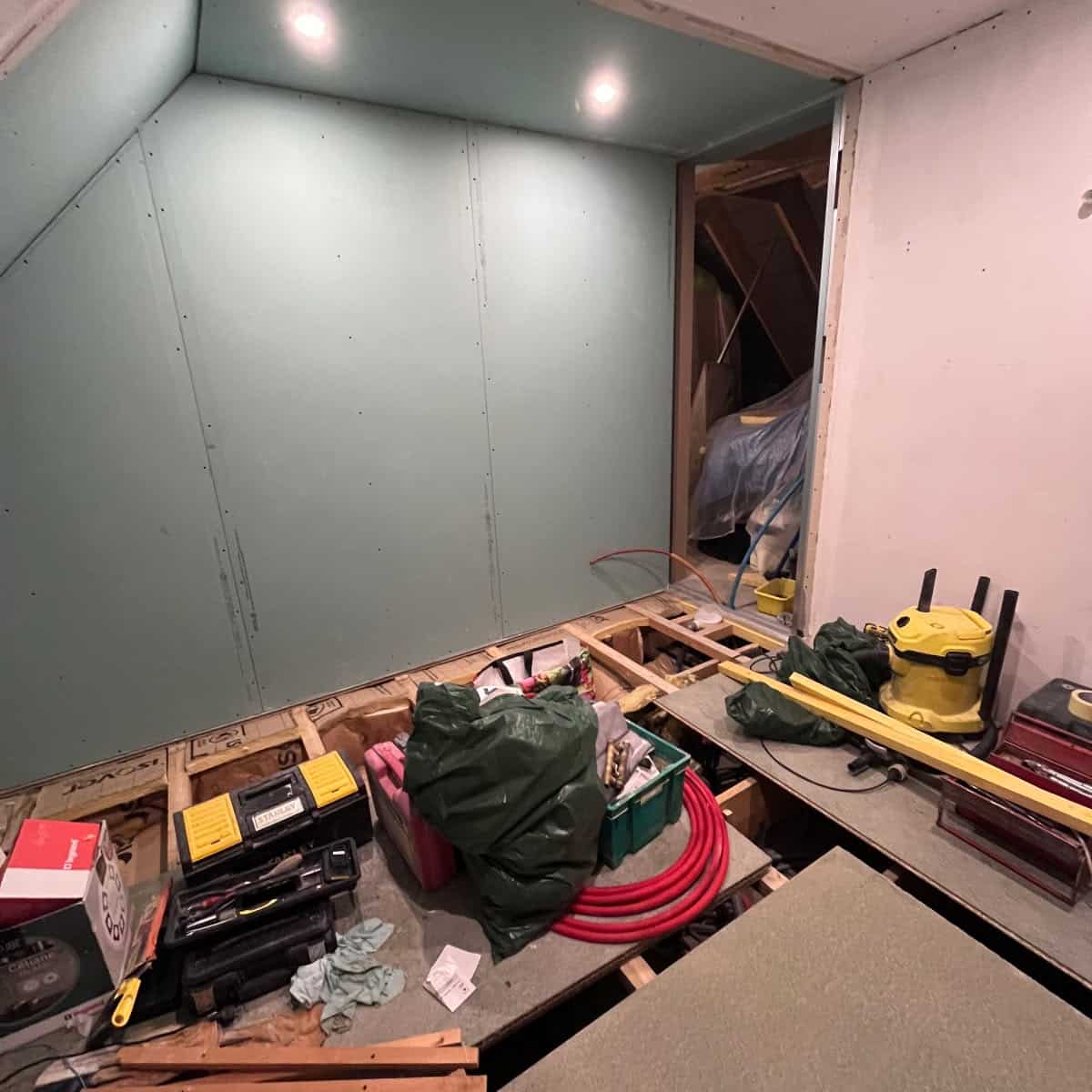 Salle de bains sous combles entièrement rénovée par Ligne & Pierre (2025) — vue 2