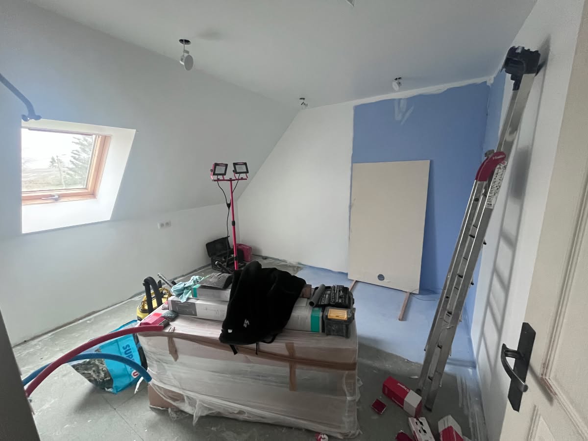 Salle de bains sous combles entièrement rénovée par Ligne & Pierre (2025) — vue 4