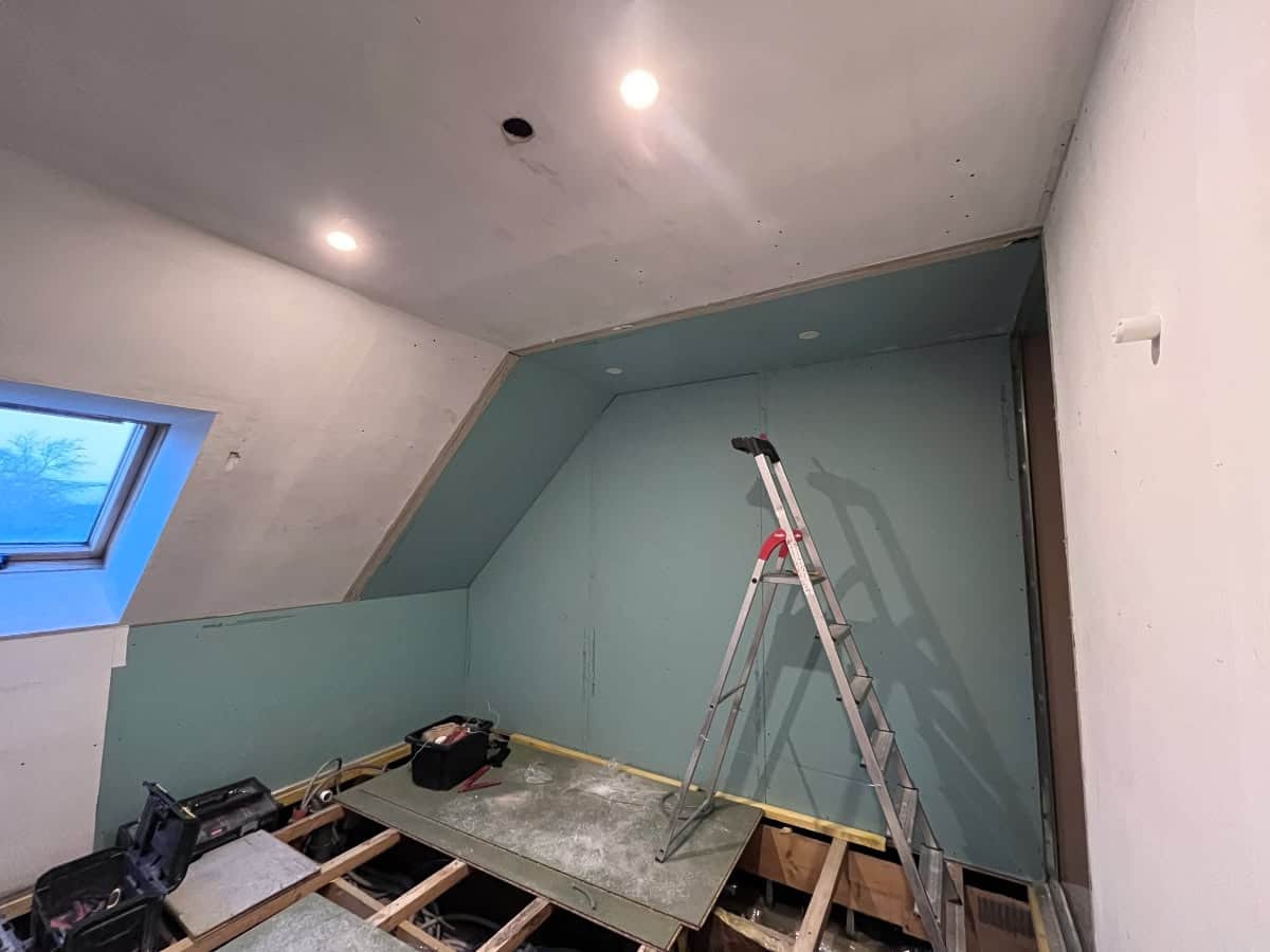 Salle de bains sous combles entièrement rénovée par Ligne & Pierre (2025) — vue 5