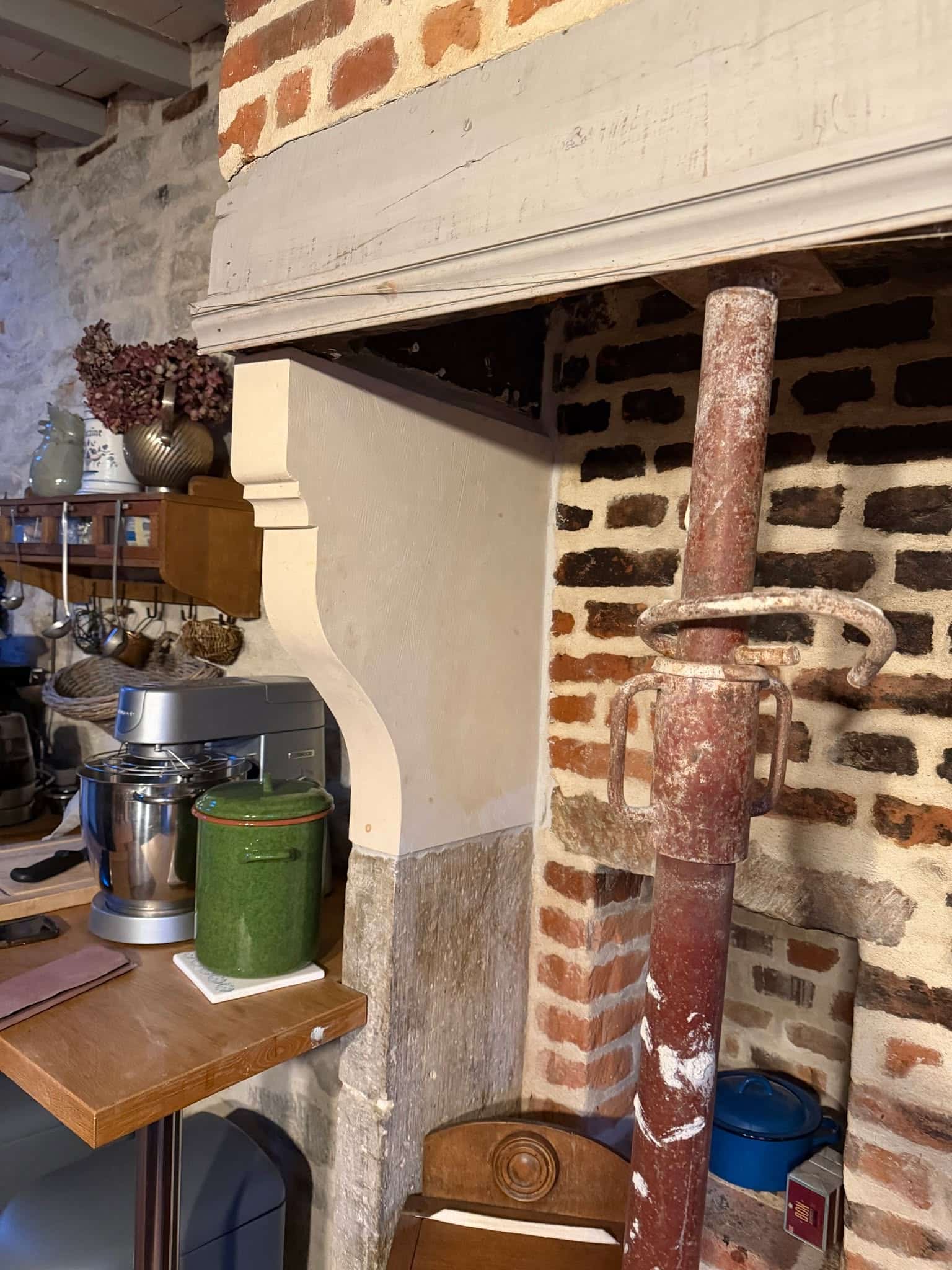 Cheminée ancienne restaurée par Ligne & Pierre, habillage en pierre de taille (2026) — vue 3