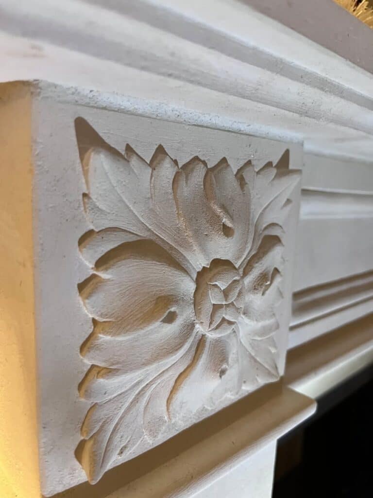 Restauration d&rsquo;une cheminée Louis XVI ornée de fleurs de chou sculptées