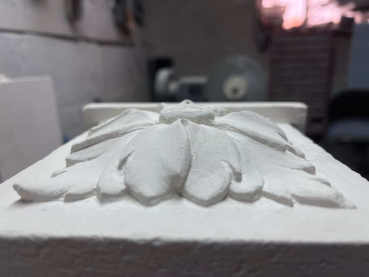 Cheminée de style Louis XVI ornée de fleurs de chou sculptées à la main (2025) — vue 2