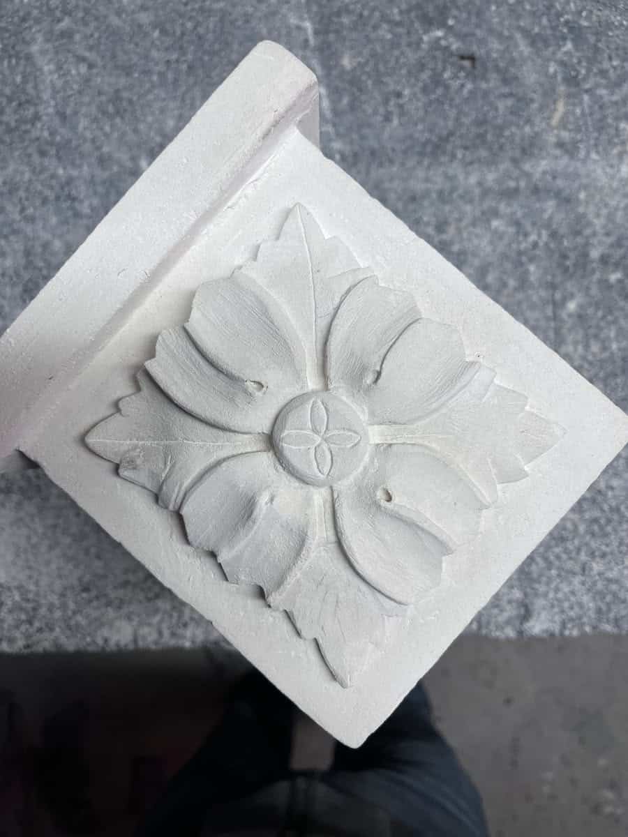 Cheminée de style Louis XVI ornée de fleurs de chou sculptées à la main (2025) — vue 3