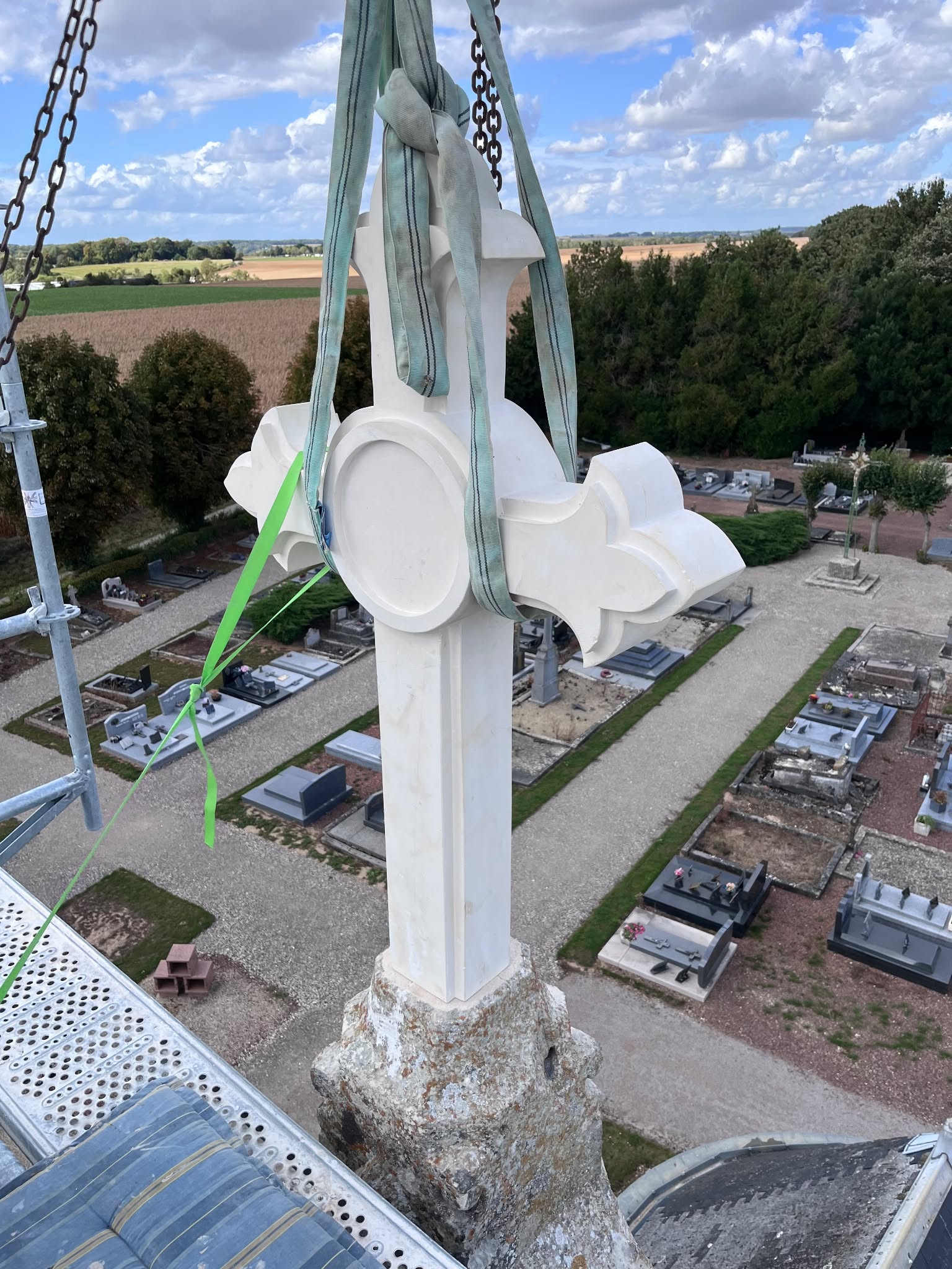Croix de la chapelle de Proyart restaurée par Ligne & Pierre (2025) — vue 3