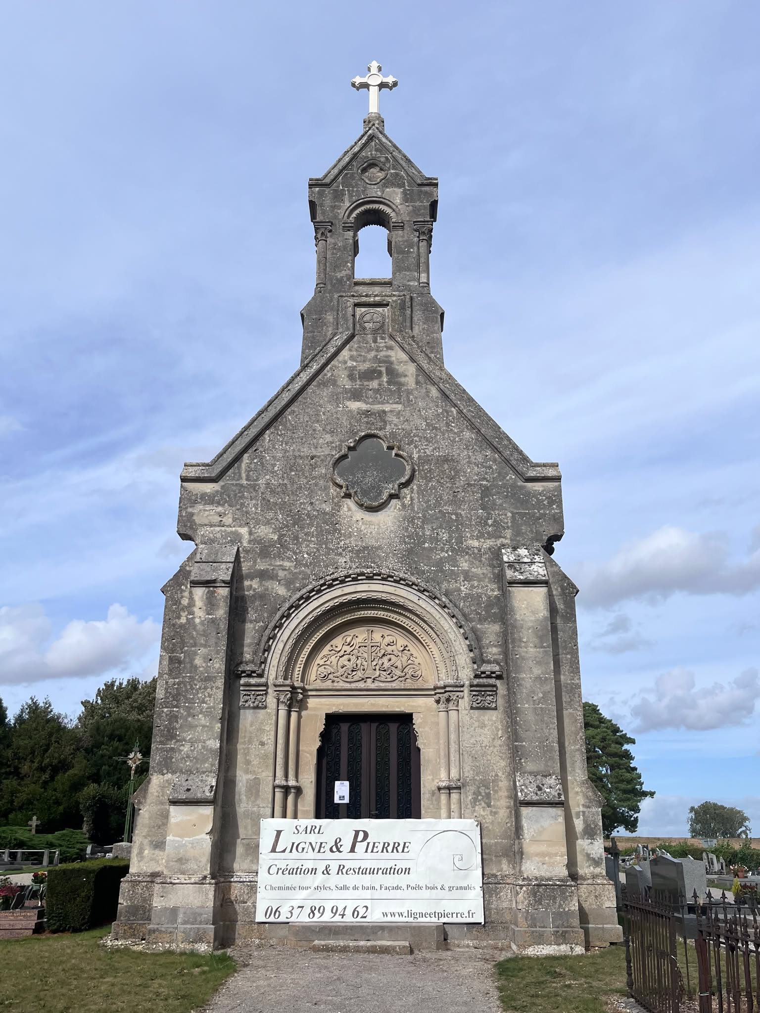 Croix de la chapelle de Proyart restaurée par Ligne & Pierre (2025) — vue 4